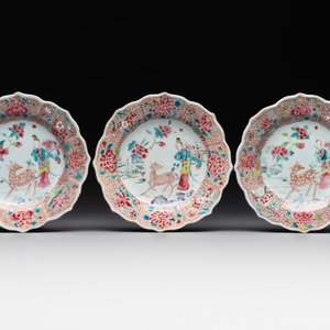 Three Chinese famille rose flower-shaped 'He Xiangu' plates, Yongzheng — photo 1