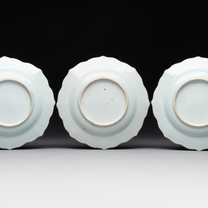 Three Chinese famille rose flower-shaped 'He Xiangu' plates, Yongzheng — photo 2