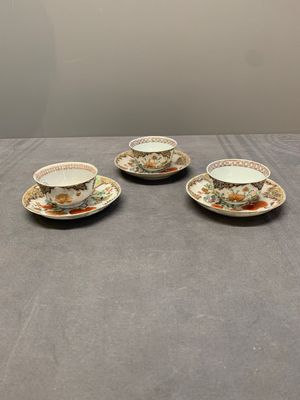 Three Chinese famille rose 'flowers and butterflies' cups and saucers, Yongzheng — photo 1