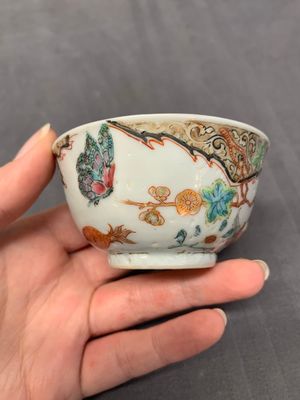Three Chinese famille rose 'flowers and butterflies' cups and saucers, Yongzheng — photo 11