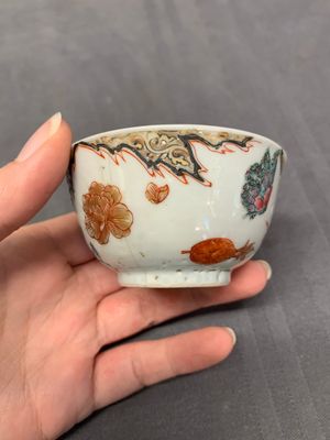 Three Chinese famille rose 'flowers and butterflies' cups and saucers, Yongzheng — photo 10