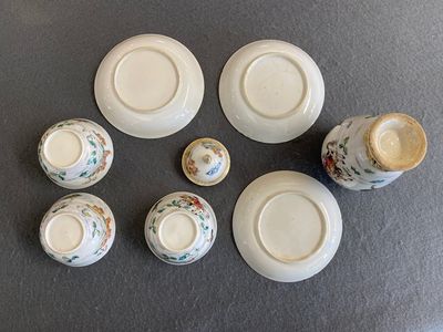 Three Chinese famille rose 'horserider' cups and saucers with the matching tea caddy, Yongzheng/Qianlong — photo 2