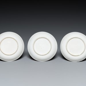 Three Chinese famille rose 'horserider' cups and saucers with the matching tea caddy, Yongzheng/Qianlong — photo 3