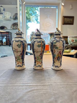 Three Chinese famille rose 'mandarin subject' vases and covers, Qianlong — photo 1