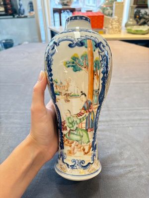Three Chinese famille rose 'mandarin subject' vases and covers, Qianlong — photo 11