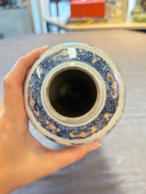 Three Chinese famille rose 'mandarin subject' vases and covers, Qianlong — photo 24