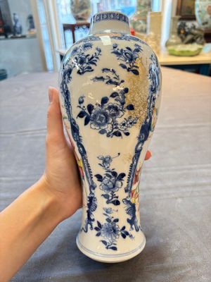 Three Chinese famille rose 'mandarin subject' vases and covers, Qianlong — photo 3