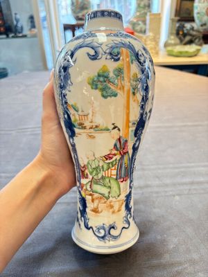 Three Chinese famille rose 'mandarin subject' vases and covers, Qianlong — photo 4