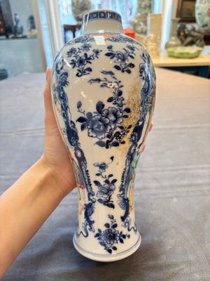 Three Chinese famille rose 'mandarin subject' vases and covers, Qianlong — photo 5