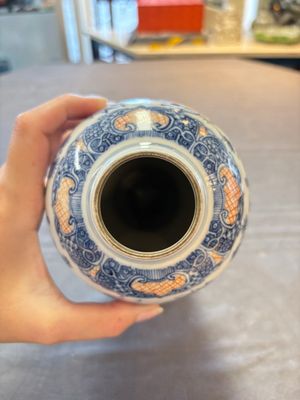 Three Chinese famille rose 'mandarin subject' vases and covers, Qianlong — photo 6