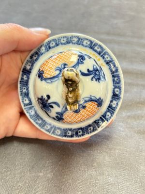 Three Chinese famille rose 'mandarin subject' vases and covers, Qianlong — photo 8