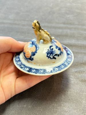 Three Chinese famille rose 'mandarin subject' vases and covers, Qianlong — photo 9