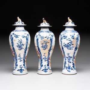 Three Chinese famille rose 'mandarin subject' vases and covers, Qianlong — photo 2
