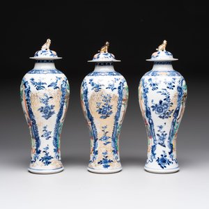 Three Chinese famille rose 'mandarin subject' vases and covers, Qianlong — photo 3