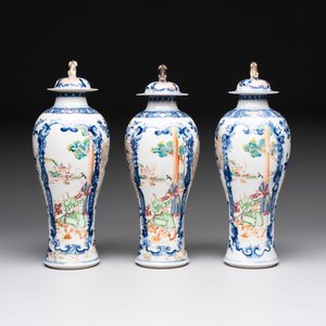 Three Chinese famille rose 'mandarin subject' vases and covers, Qianlong — photo 4