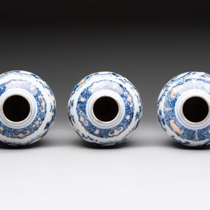 Three Chinese famille rose 'mandarin subject' vases and covers, Qianlong — photo 5