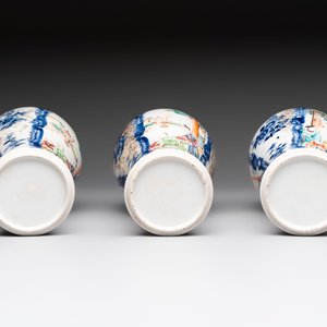 Three Chinese famille rose 'mandarin subject' vases and covers, Qianlong — photo 6