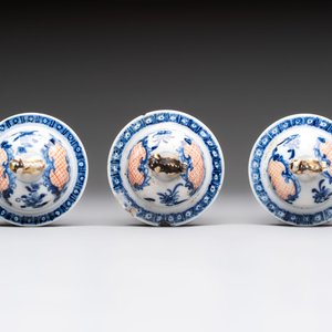 Three Chinese famille rose 'mandarin subject' vases and covers, Qianlong — photo 7