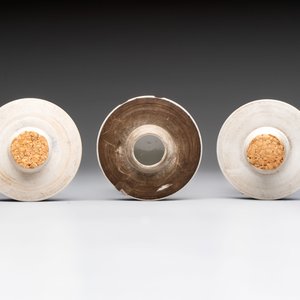 Three Chinese famille rose 'mandarin subject' vases and covers, Qianlong — photo 8