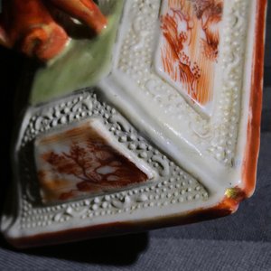 Three Chinese famille rose 'mandarin' vases and covers, Qianlong — photo 14