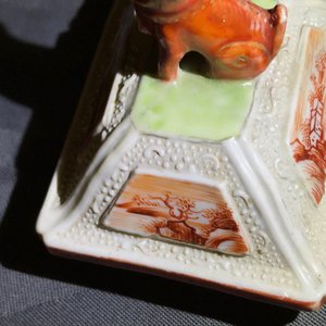 Three Chinese famille rose 'mandarin' vases and covers, Qianlong — photo 17