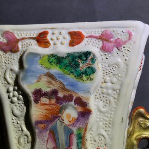 Three Chinese famille rose 'mandarin' vases and covers, Qianlong — photo 36