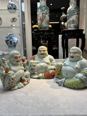 Three Chinese famille rose Milefo Buddhas, Zhu Mao Ji 朱茂記造 marks, 20th C. — photo 1