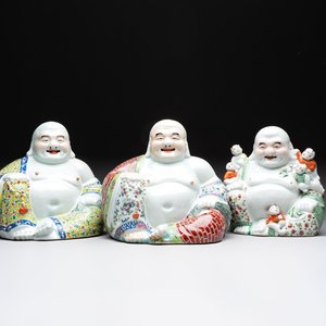 Three Chinese famille rose Milefo Buddhas, Zhu Mao Ji 朱茂記造 marks, 20th C. — photo 1