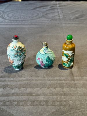 Three Chinese famille rose moulded snuff bottle, Ying Chuan Zhen Cang 穎川珍藏 mark, 19th C. — foto 1