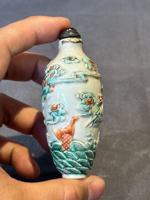 Three Chinese famille rose moulded snuff bottle, Ying Chuan Zhen Cang 穎川珍藏 mark, 19th C. — foto 11