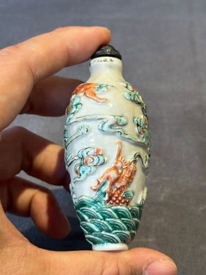 Three Chinese famille rose moulded snuff bottle, Ying Chuan Zhen Cang 穎川珍藏 mark, 19th C. — foto 13