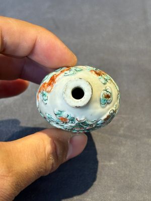 Three Chinese famille rose moulded snuff bottle, Ying Chuan Zhen Cang 穎川珍藏 mark, 19th C. — foto 14