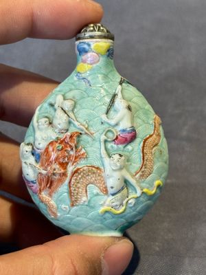 Three Chinese famille rose moulded snuff bottle, Ying Chuan Zhen Cang 穎川珍藏 mark, 19th C. — foto 18