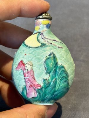 Three Chinese famille rose moulded snuff bottle, Ying Chuan Zhen Cang 穎川珍藏 mark, 19th C. — foto 19