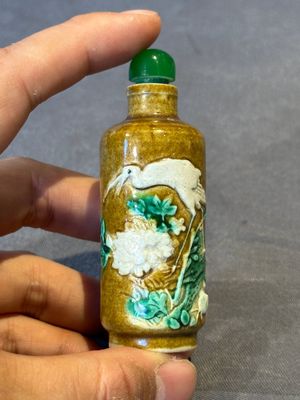 Three Chinese famille rose moulded snuff bottle, Ying Chuan Zhen Cang 穎川珍藏 mark, 19th C. — foto 2