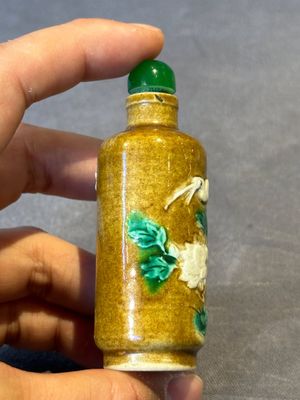 Three Chinese famille rose moulded snuff bottle, Ying Chuan Zhen Cang 穎川珍藏 mark, 19th C. — foto 3