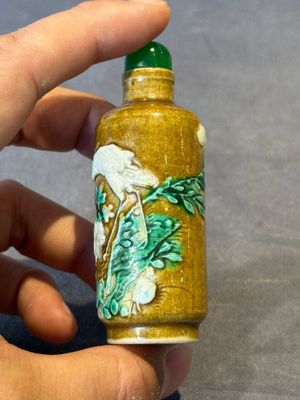 Three Chinese famille rose moulded snuff bottle, Ying Chuan Zhen Cang 穎川珍藏 mark, 19th C. — foto 5