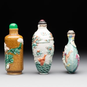 Three Chinese famille rose moulded snuff bottle, Ying Chuan Zhen Cang 穎川珍藏 mark, 19th C. — foto 2
