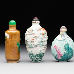 Three Chinese famille rose moulded snuff bottle, Ying Chuan Zhen Cang 穎川珍藏 mark, 19th C. — foto 3