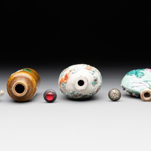 Three Chinese famille rose moulded snuff bottle, Ying Chuan Zhen Cang 穎川珍藏 mark, 19th C. — foto 5