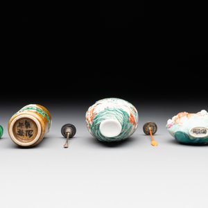 Three Chinese famille rose moulded snuff bottle, Ying Chuan Zhen Cang 穎川珍藏 mark, 19th C. — foto 6