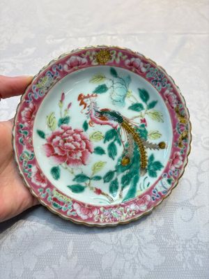 Three Chinese famille rose 'Phoenix and Peony' plates for the Straits or Peranakan market, Jingzhen Cao Shuntai Zao 景鎮曹順泰造 mark, 19th C. — photo 7