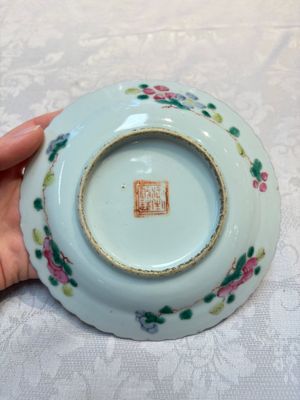 Three Chinese famille rose 'Phoenix and Peony' plates for the Straits or Peranakan market, Jingzhen Cao Shuntai Zao 景鎮曹順泰造 mark, 19th C. — photo 8
