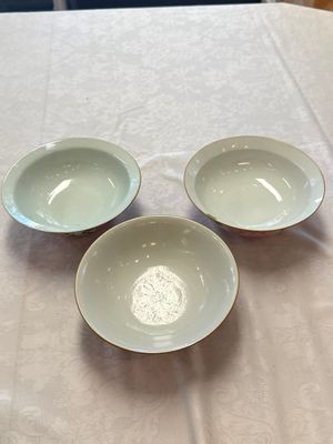 Three Chinese famille rose pink-ground bowls with floral design, Qianlong mark and of the period — photo 1