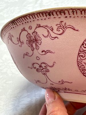 Three Chinese famille rose pink-ground bowls with floral design, Qianlong mark and of the period — photo 11