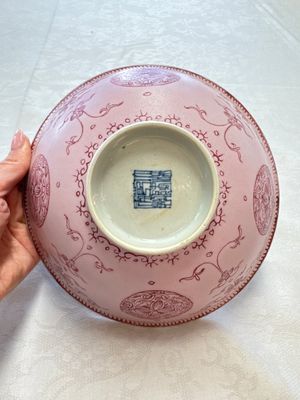 Three Chinese famille rose pink-ground bowls with floral design, Qianlong mark and of the period — photo 12