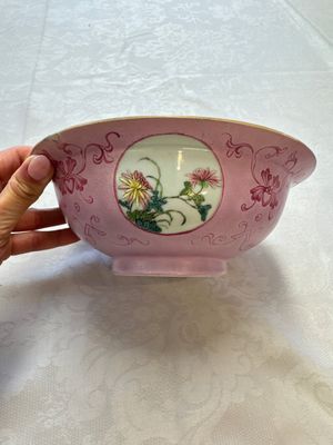 Three Chinese famille rose pink-ground bowls with floral design, Qianlong mark and of the period — photo 17