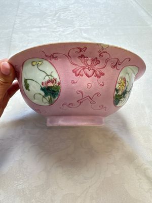 Three Chinese famille rose pink-ground bowls with floral design, Qianlong mark and of the period — photo 18