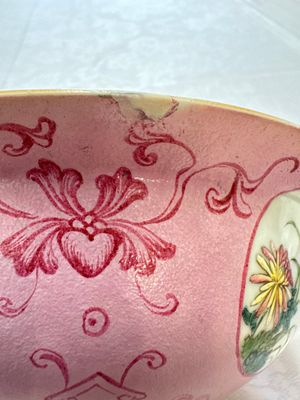 Three Chinese famille rose pink-ground bowls with floral design, Qianlong mark and of the period — photo 19