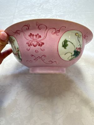 Three Chinese famille rose pink-ground bowls with floral design, Qianlong mark and of the period — photo 20